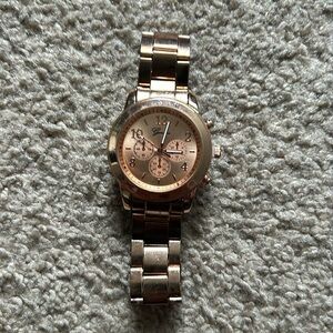 Geneva women’s rose gold plated wristwatch fits‎ a medium sized wrist